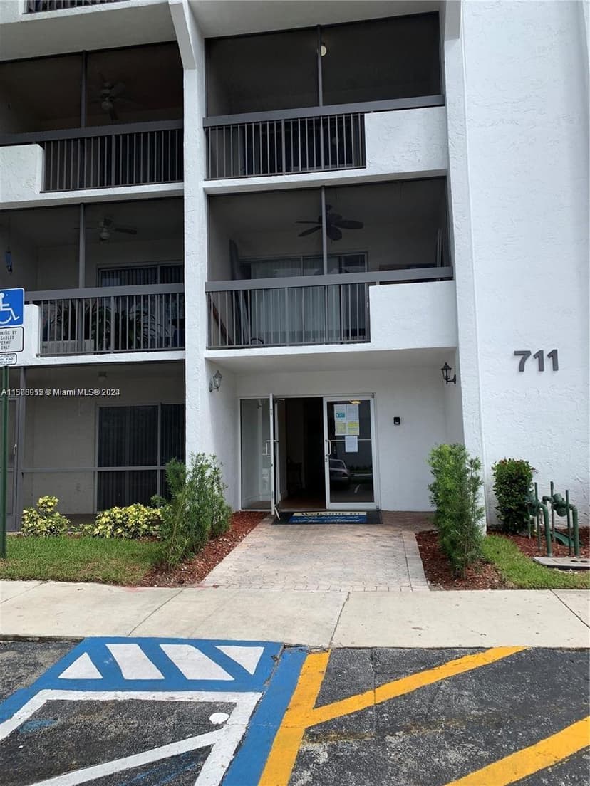711 N Pine Island Rd # 111, Plantation FL 33324