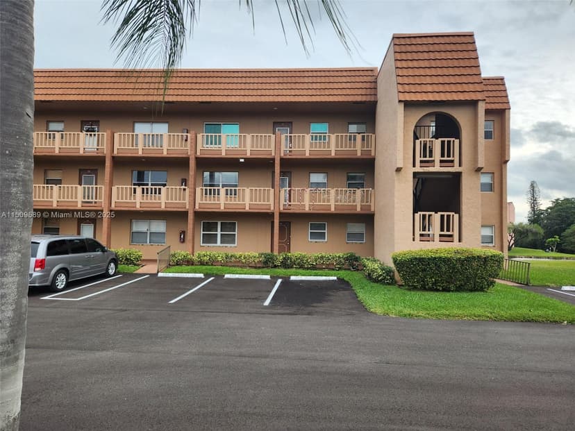 9620 Sunrise Lakes Blvd # 211, Sunrise FL 33322