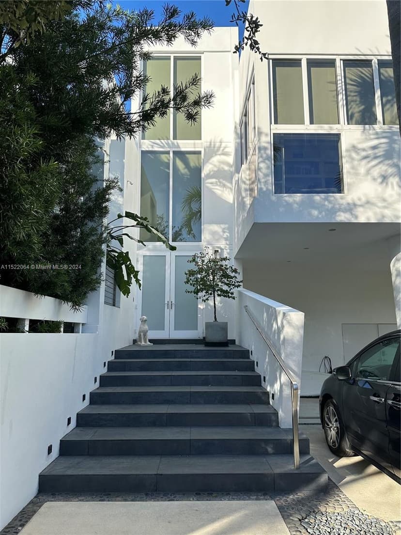 736 Woodcrest Rd, Key Biscayne FL 33149