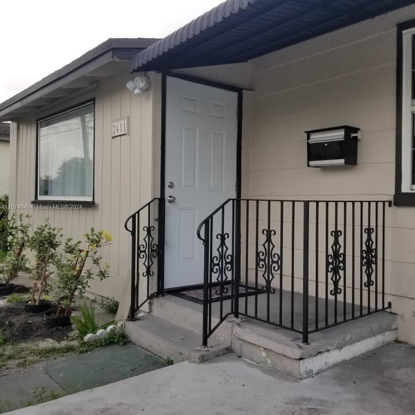 2411 Johnson St, Hollywood FL 33020