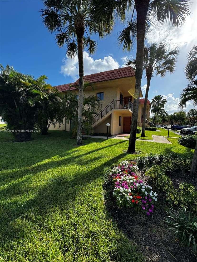 150 Lakeview Dr # 201, Weston FL 33326