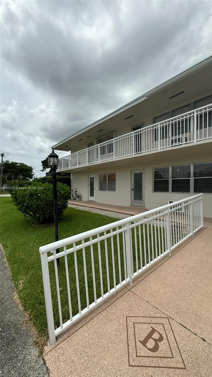 18 Hastings B # 18, West Palm Beach FL 33417