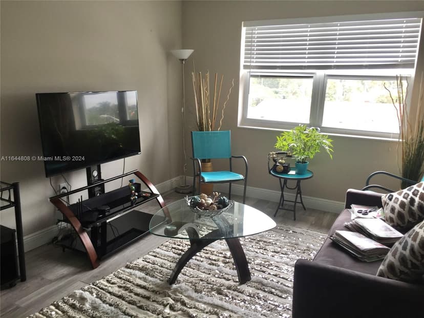 3075 NW 7th St # 401, Miami FL 33125