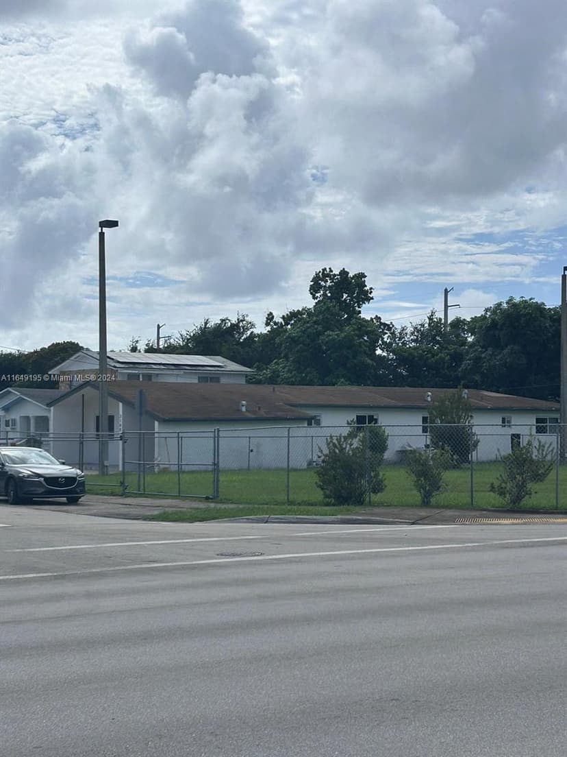 2180 NW 59th St, Miami FL 33142