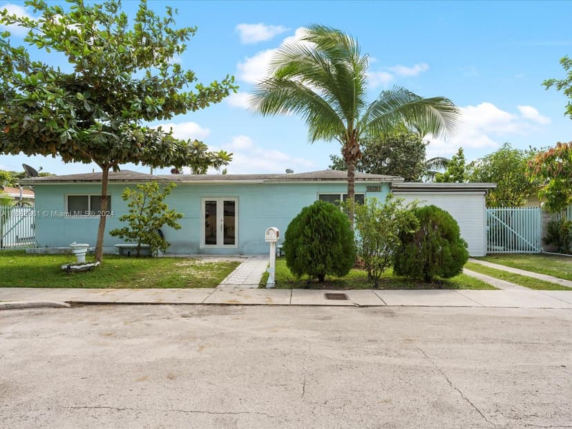 2560 NE 215th St, Miami FL 33180