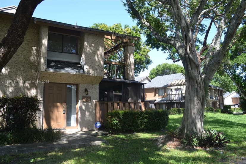 66 Wimbledon Lake Dr, Plantation FL 33324