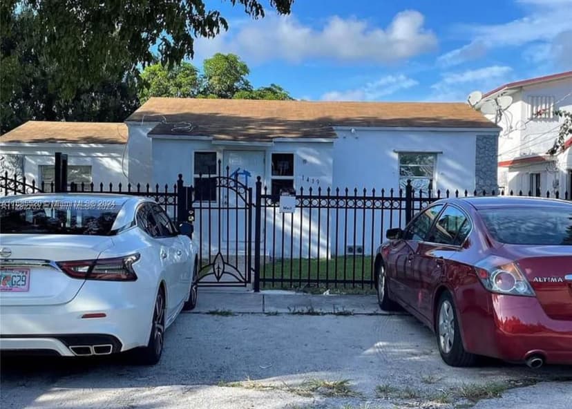1419 NW 44th St, Miami FL 33142