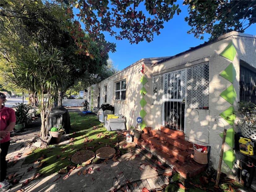 299 NW 43rd St, Miami FL 33127