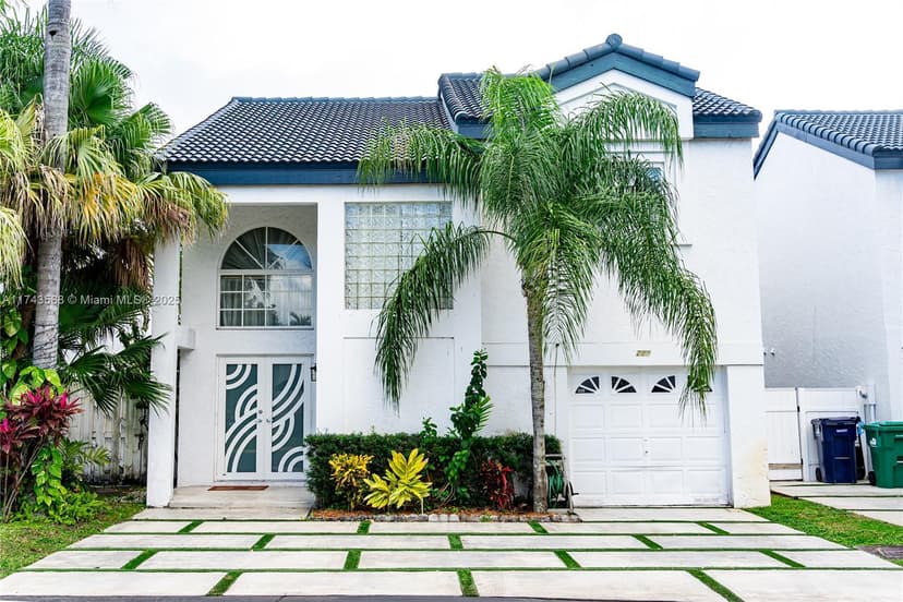 220 NE 211th St, Miami FL 33179
