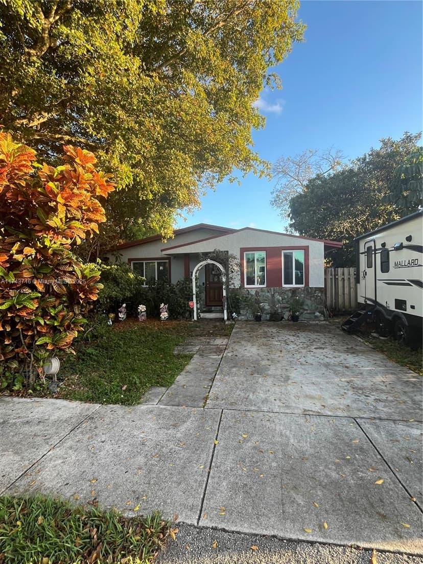 5708 SW 39th St, West Park FL 33023