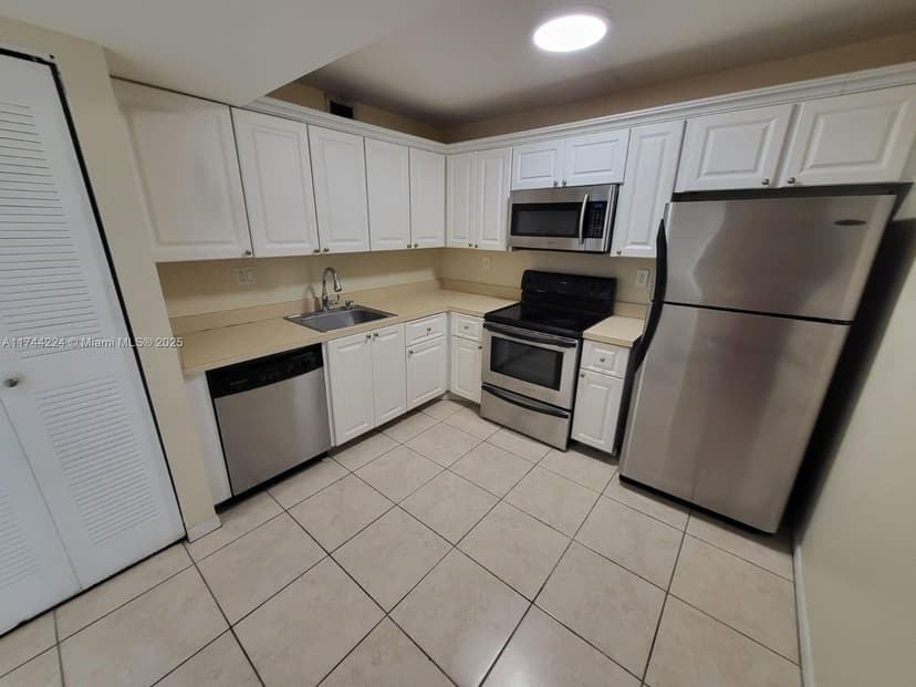 711 N Pine Island Rd # 407, Plantation FL 33324