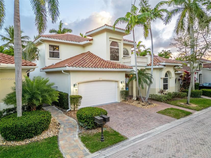 920 Captiva Dr, Hollywood FL 33019