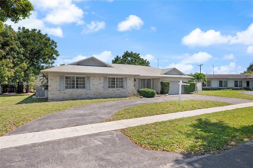 940 SW 52nd Ave, Plantation FL 33317