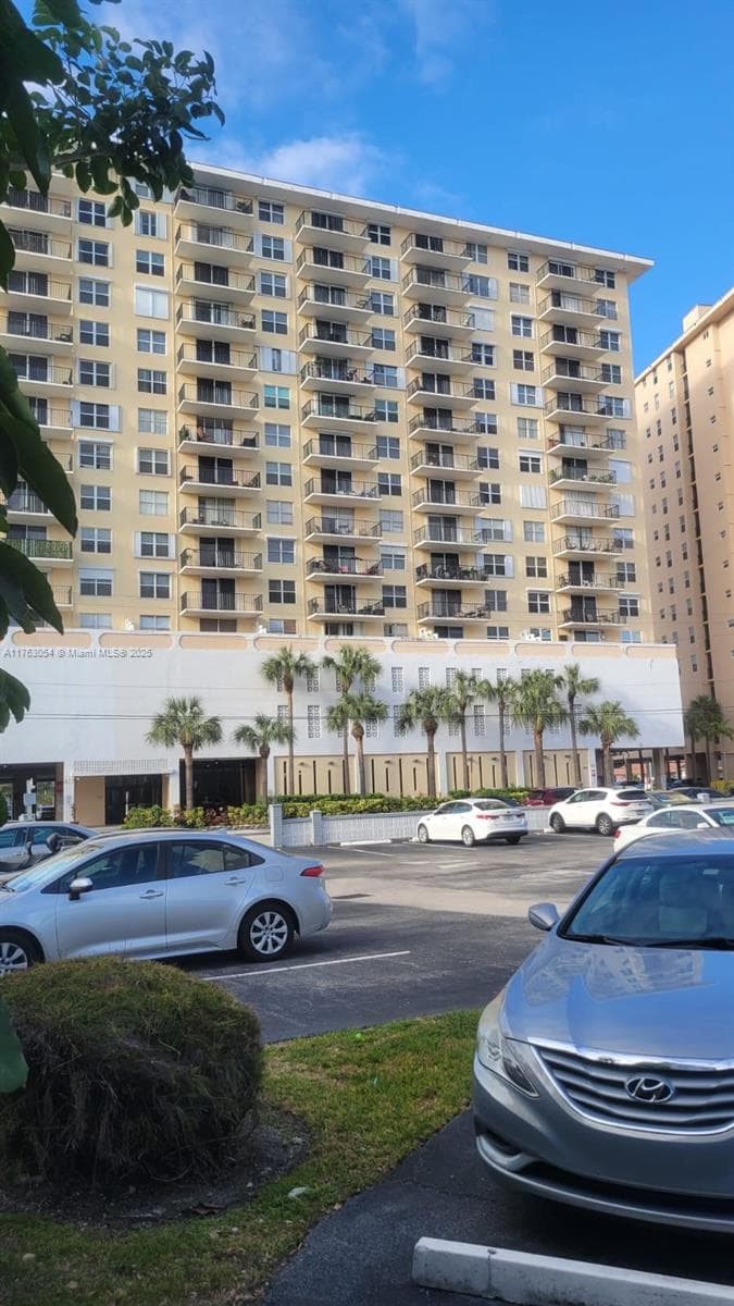 427 Golden Isles Dr # 11F, Hallandale Beach FL 33009