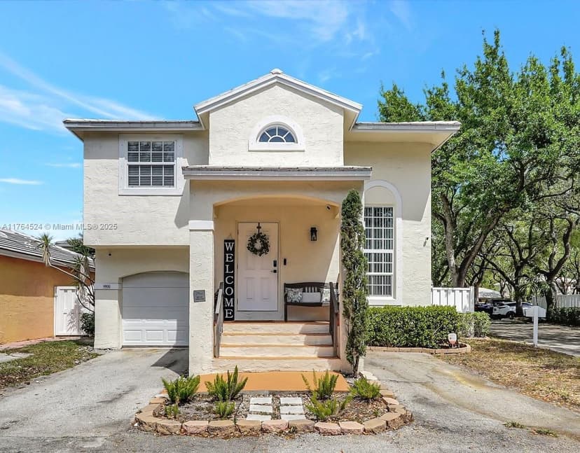 9900 NW 2nd Ct, Plantation FL 33324