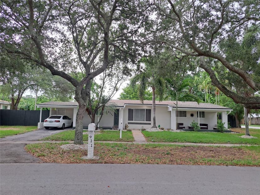 911 W Country Club Cir, Plantation FL 33317
