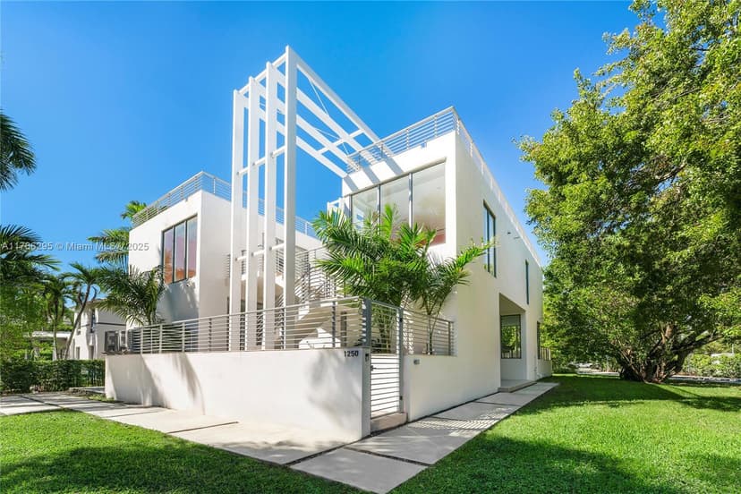 1250 N Venetian Way, Miami FL 33139