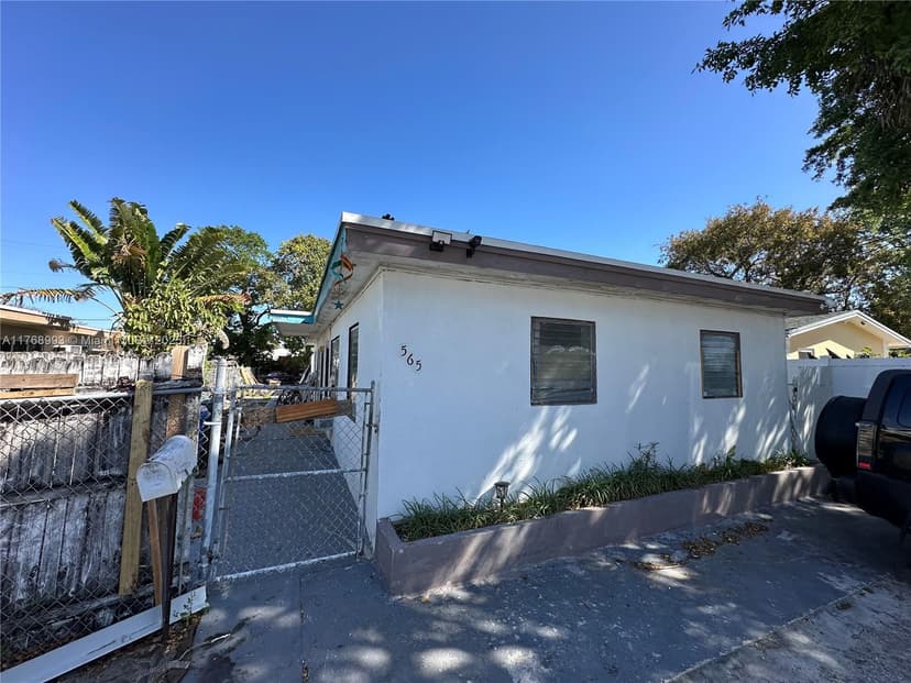 565 NE 32nd St, Oakland Park FL 33334