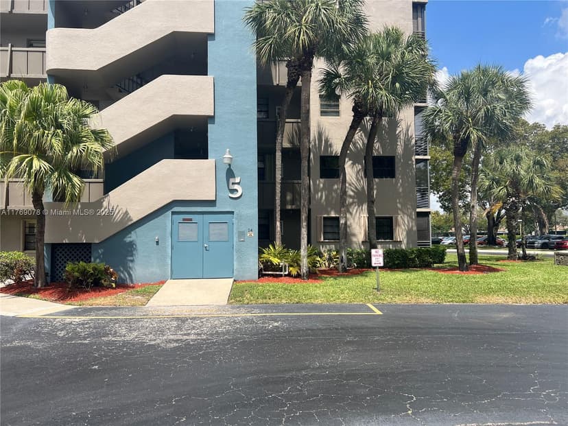 1001 Colony Point Cir # 114, Pembroke Pines FL 33026