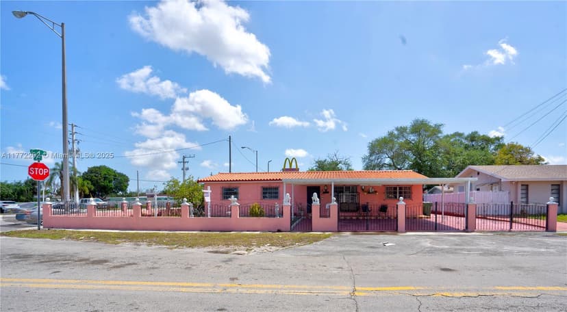 390 E 44th St, Hialeah FL 33013