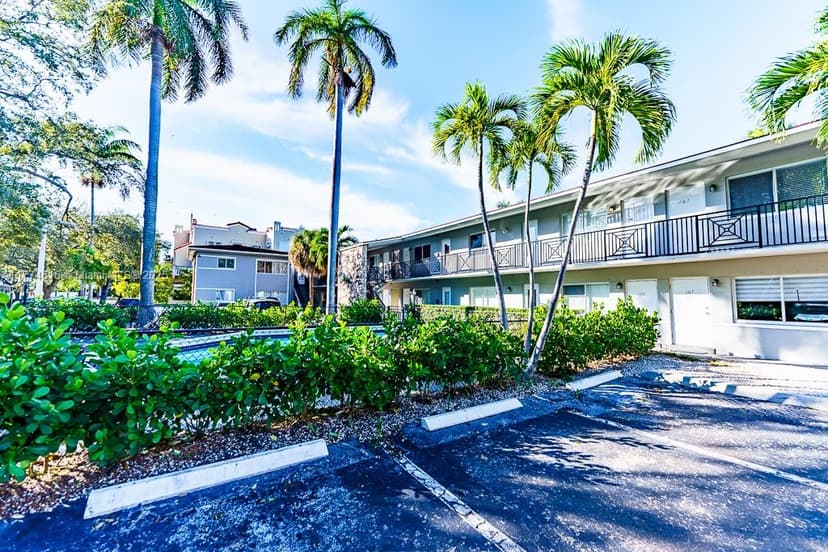 95 Edgewater Dr # 105, Coral Gables FL 33133