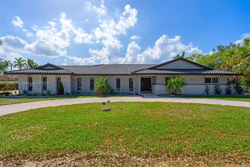 19640 W Saint Andrews Dr, Hialeah FL 33015