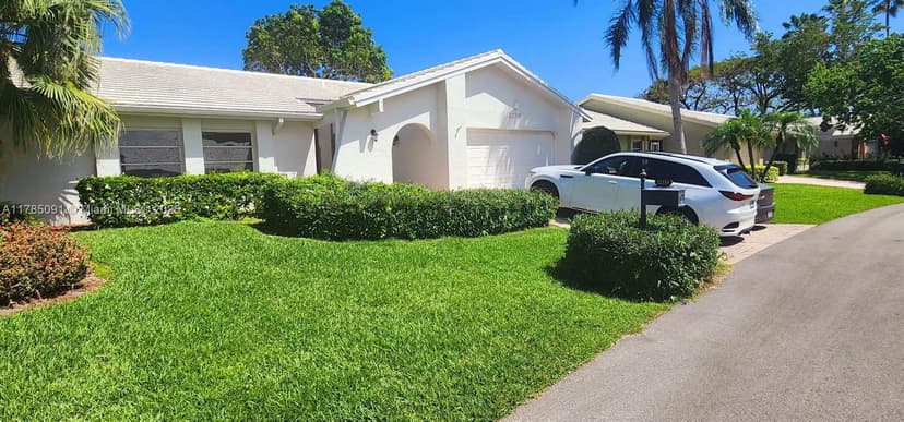 22310 Cameo Dr E, Boca Raton FL 33433