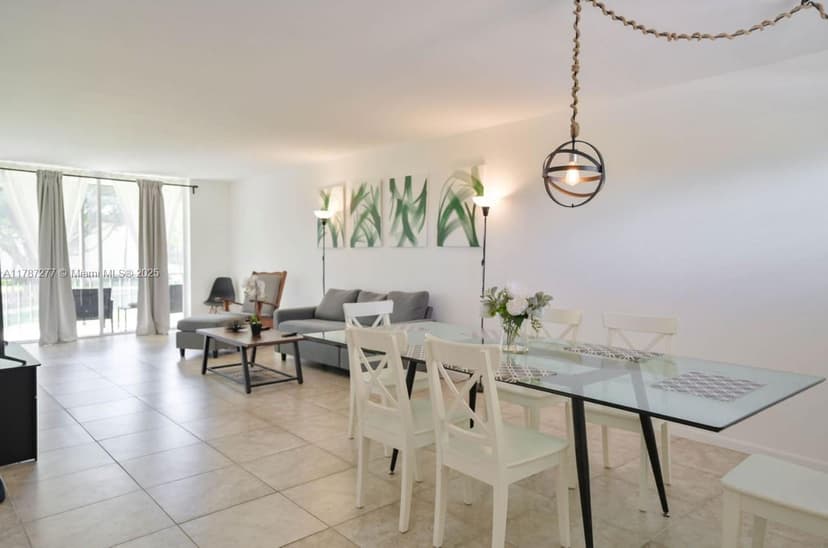 8901 Hollybrook # 206, Hollywood FL 33025