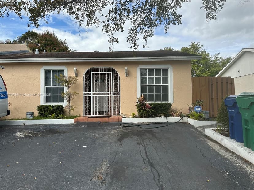 2733 NW 204th Ln, Miami Gardens FL 33056