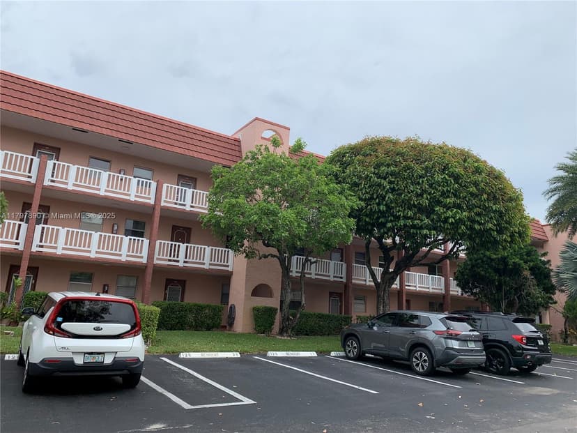 9621 Sunrise Lakes Blvd # 211, Sunrise FL 33322