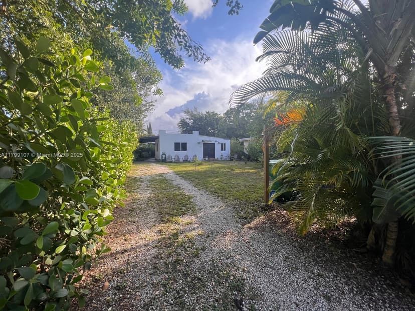 329 NW 44th St, Miami FL 33127