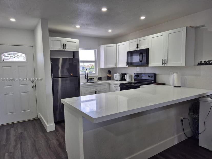 6850 W 16th Dr # 320, Hialeah FL 33014