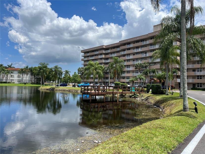 250 Jacaranda Dr # 303, Plantation FL 33324