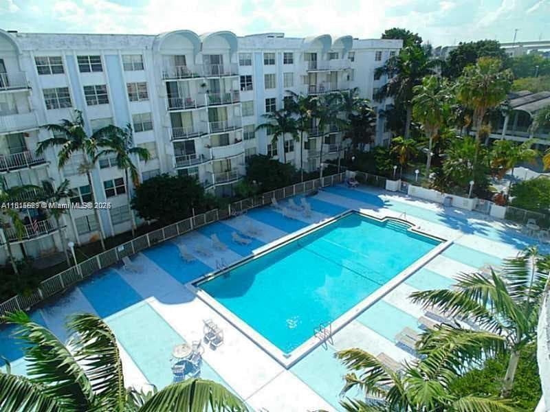 486 NW 165th St Rd # 303, Miami FL 33169