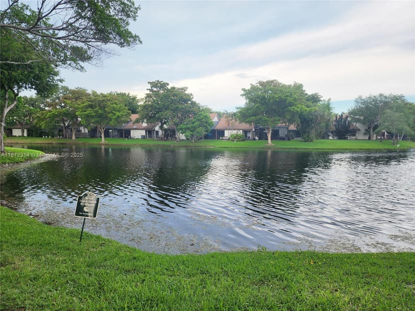 52 Wimbledon Lake Dr # 200, Plantation FL 33324