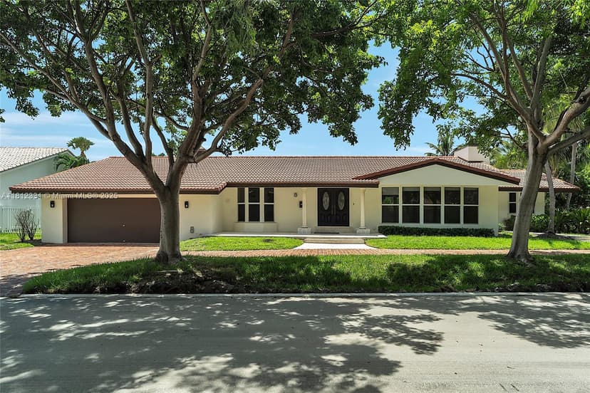 9 Gatehouse Rd, Sea Ranch Lakes FL 33308