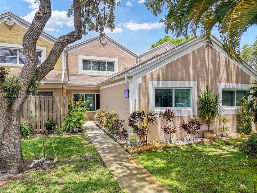 1325 NW 123rd Ter, Pembroke Pines FL 33026