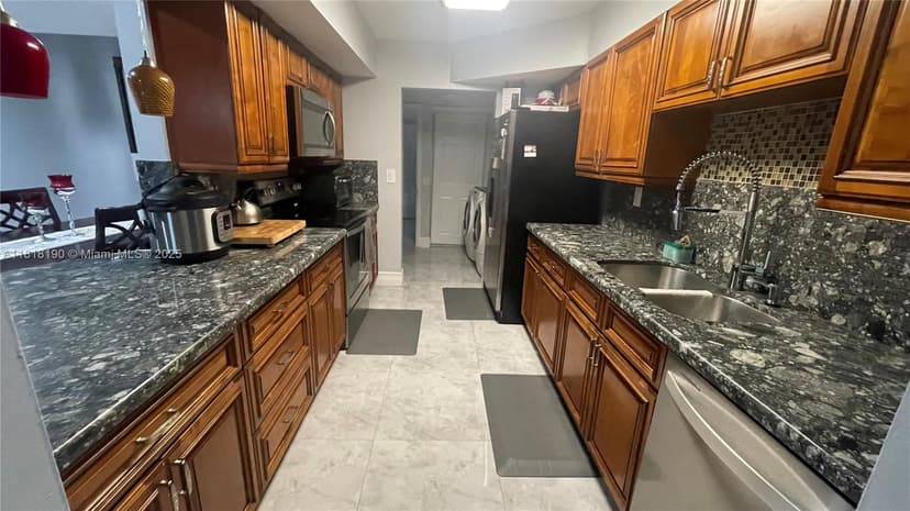 11040 S Lakeview Dr, Pembroke Pines FL 33026
