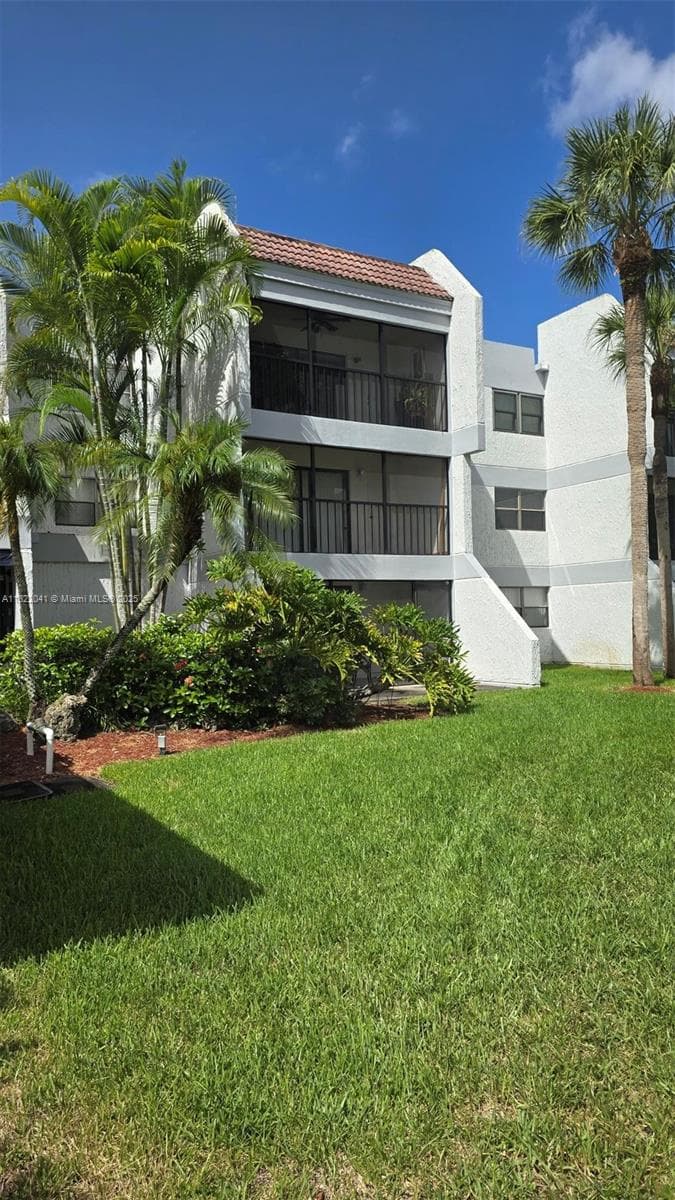 200 Lakeview Dr # 208, Weston FL 33326