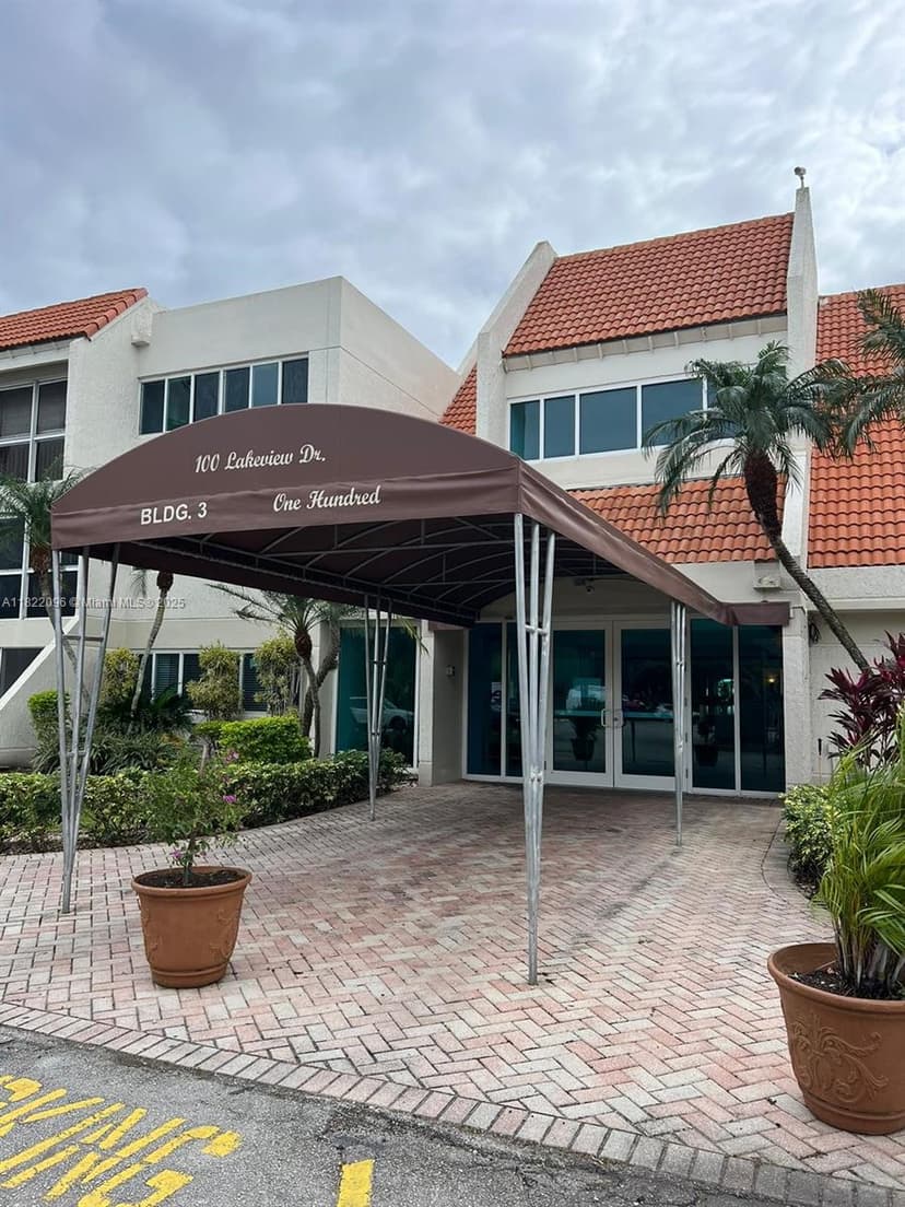 100 Lakeview Dr # 118, Weston FL 33326