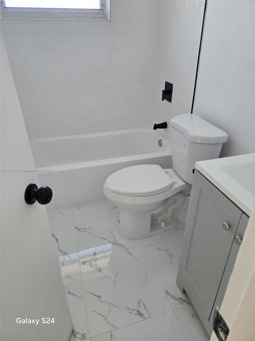 1000 W 28 St # 17, Hialeah FL 33010