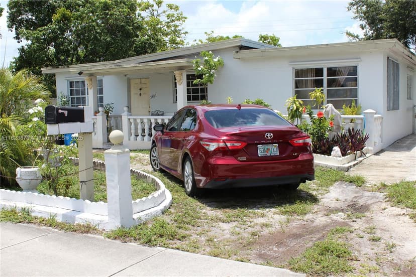 5661 SW 41st St, West Park FL 33023