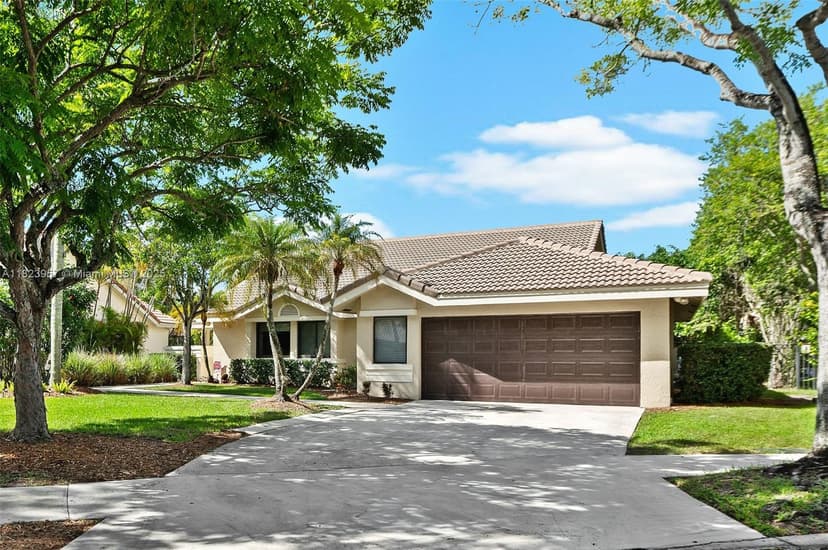 2000 Lakeshore Dr, Weston FL 33326