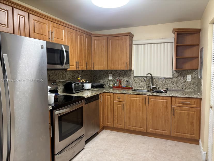 1635 W 44th Pl # 509, Hialeah FL 33012