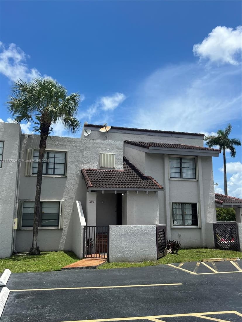 850 NW 106th Ave # 4, Miami FL 33172