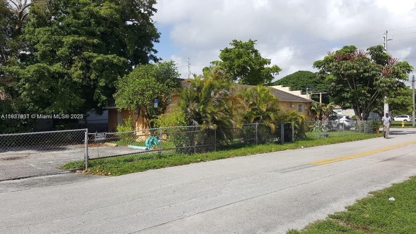 520 NW 2nd Ave, Hallandale Beach FL 33009