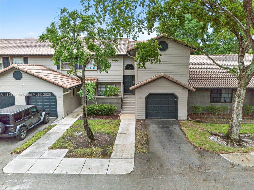 9086 Vineyard Lake Dr, Plantation FL 33324