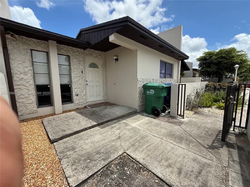 5571 NW 194th Ln, Miami Gardens FL 33055