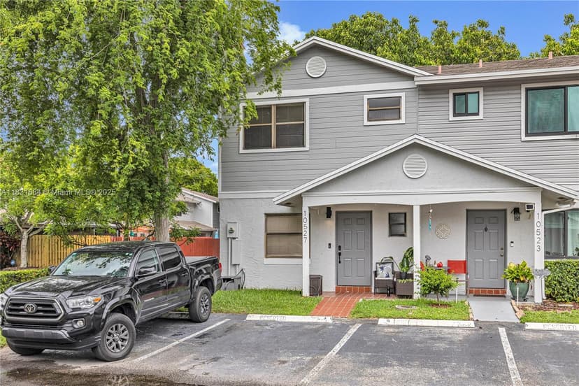 10527 NW 6th St, Pembroke Pines FL 33026