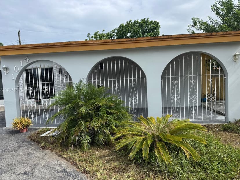 1014 W 68th St, Hialeah FL 33014